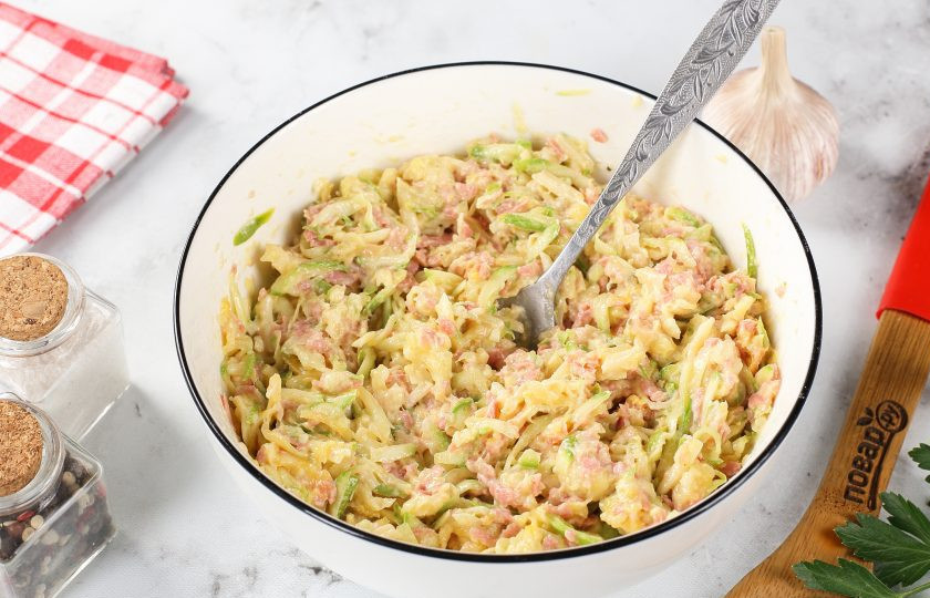 1. Этап. Запеканка из кабачков с копчёной колбасой и сыром: Хорошо всё перемешайте.