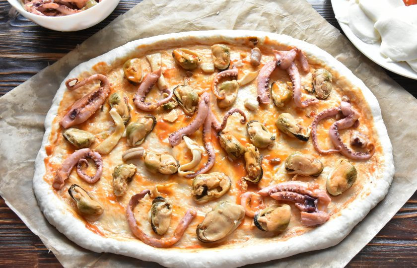 1. Этап. Пицца Том Ям: На тесто разложите морепродукты.