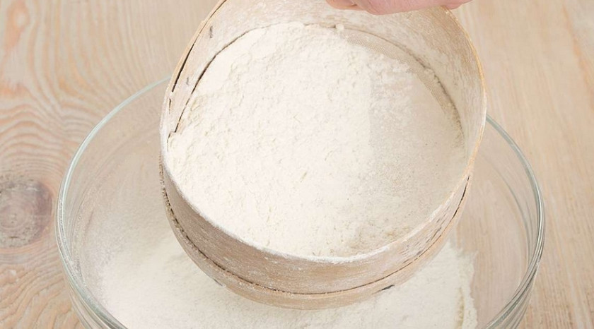 1. Этап. Хлеб с сухофруктами в духовке: Пшеничную и рисовую муку просеиваем и смешиваем.