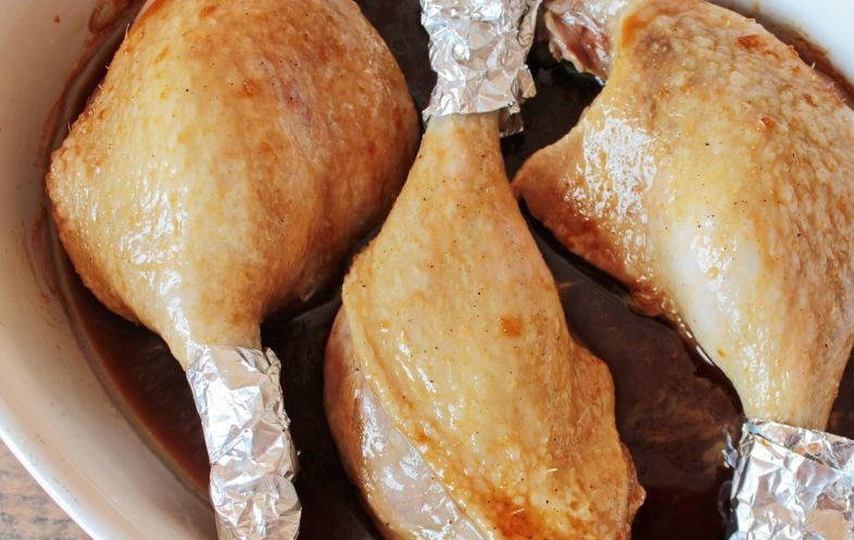 1. Этап. Утка по-пекински (простой рецепт): Достаньте утиные ножки из духовки, оберните косточки ножек фольгой. Залейте все маринадом из имбиря, меда и соевого соуса. Поставьте ножки в духовку снова и запекайте их еще полчаса.