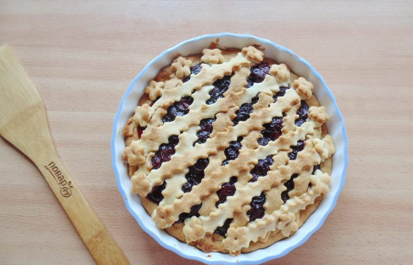 1. Этап. Кростата с вишней: Выпекайте кростату в духовке при температуре 175-180 градусов 25-30 минут.