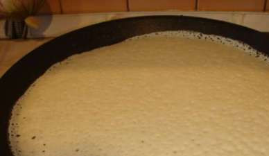 1. Этап. Блины с пюре: На разогретой сковороде жарим блины. Одну сторону обжариваем до красивого золотистого цвета, вторую лишь слегка подпекаем.