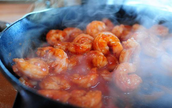 1. Этап. Такос с креветками: 5. Уменьшить огонь до медленного и добавить томатный соус, перемешать. Перемешать с тмином и готовить еще 1-2 минуты, затем снять с огня.