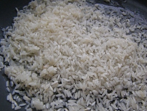 1. Этап. Кальмары, фаршированные рисом и овощами: 5. На сковороде чуть подержите рис с маслом (можно и просто отварить рис в подсоленной воде до полуготовности).