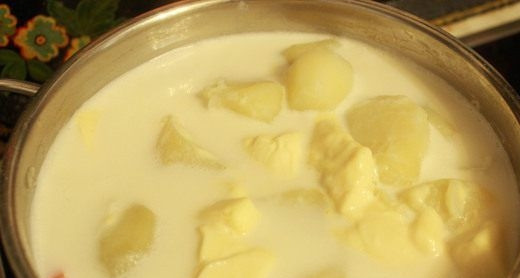 1. Этап. Cуп пюре с креветками: Когда овощи в кастрюле будут готовы, добавьте сливки и плавленый сыр. Доведите до кипения и варите несколько минут, постоянно помешивая.