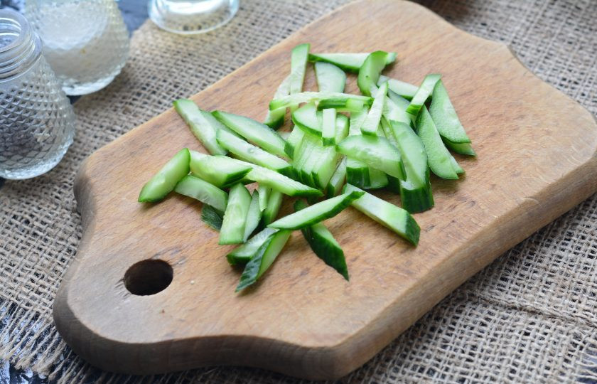 1. Этап. Салат с пекинской капустой для похудения: Нарежьте полосками свежие огурцы.