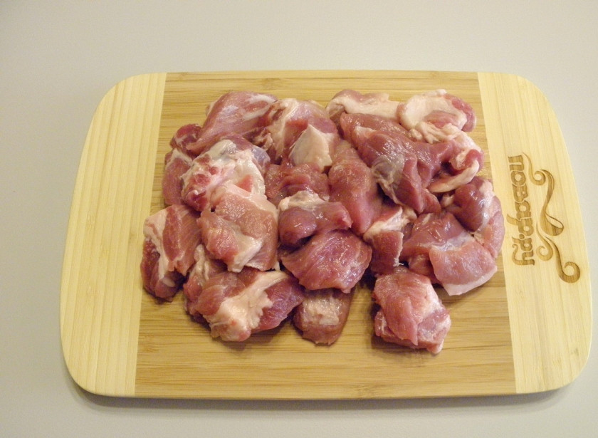 1. Этап. Плов: 4. Порежьте мясо крупными кусочками. Для плова хорошо, когда мясо жирное, сочнее будет блюдо.