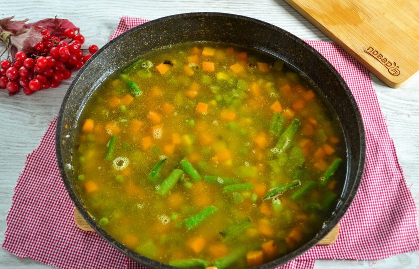 1. Этап. Рис с замороженными овощами: Залейте содержимое сковороды бульоном, накройте сковороду крышкой и варите на медленном огне до готовности риса (минут 15-20).