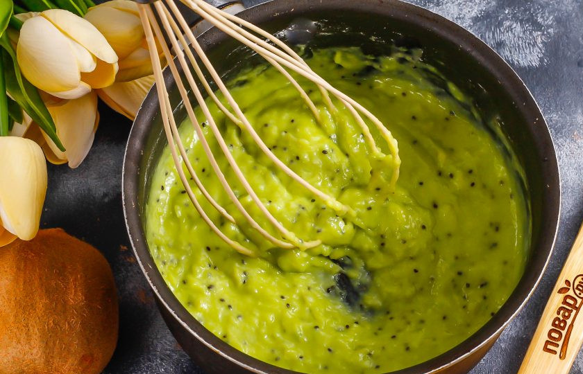 1. Этап. Курд из киви: Проварите крем примерно 3-5 минут до необходимой густоты и выключите нагрев. Остудите курд в течение 20-30 минут на холоде.