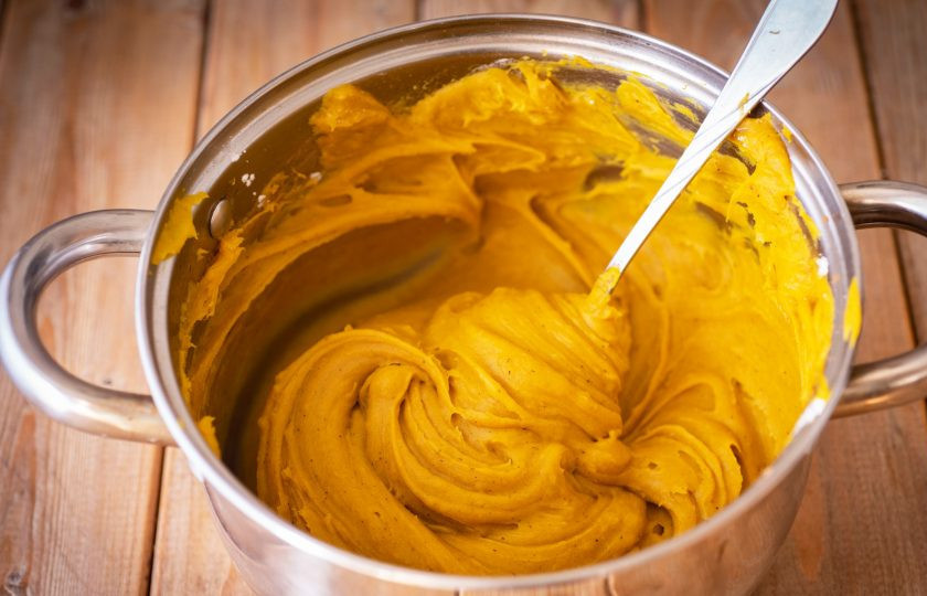 1. Этап. Осенние булочки: Вмешайте его в пюре — начинка для булочек готова.