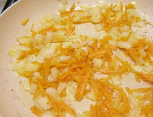 1. Этап. Грибная лапша из сушеных грибов: Лук с морковкой обжариваем до мягкости на растительном масле.