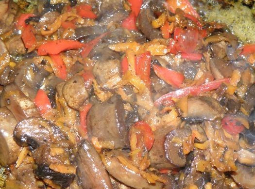 1. Этап. Рулет из мяса в духовке: Чистим грибы и морковь, у перца удаляем сердцевину. Все это нарезаем мелко и обжариваем в небольшом количестве растительного масла до готовности.