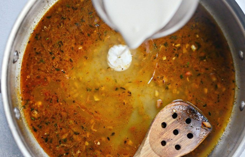 1. Этап. Курица в сливочно-лимонном соусе: 5. Следом влейте бульон и сливки. Всё перемешайте.