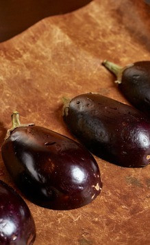 1. Этап. Сливочный баклажан: Уложить баклажаны на противень срезом вниз и запечь в духовке при температуре 200С минут 10.