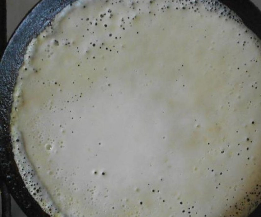 1. Этап. Простые блины на воде: Выпекайте на раскаленной сковороде, смазанной маслом.