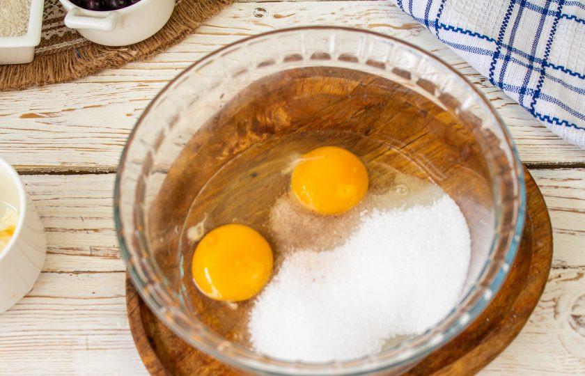 1. Этап. Кексы без глютена ПП: В миску вбейте куриные яйца, добавьте соль и сахарозаменитель 