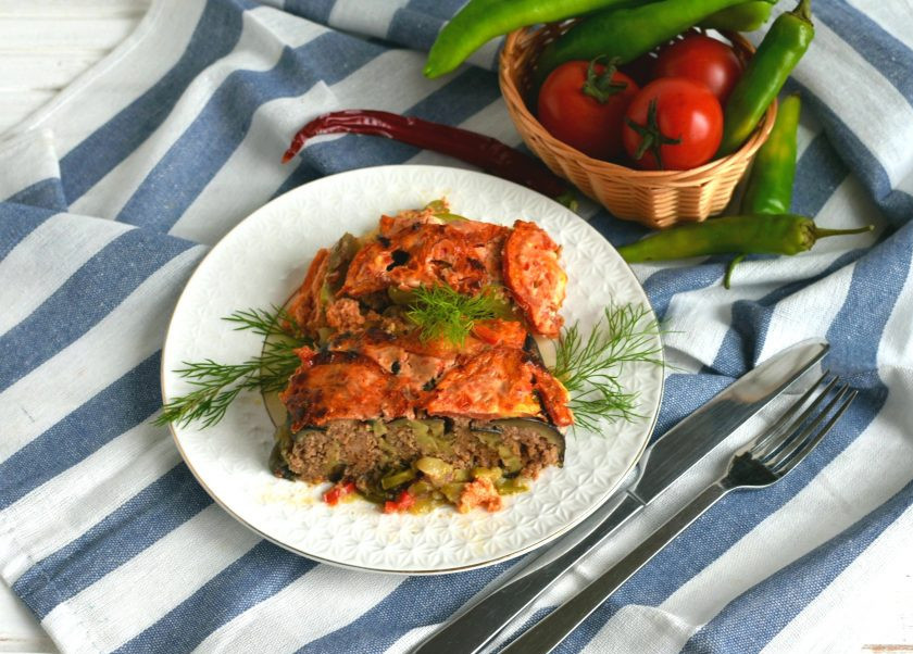 1. Этап. Кебабы в овощах по-турецки: Подавайте кебабы горячими, разрезав на широкие ломтики поперек овощей, чтобы хорошо были видны слои. Выкладывайте на тарелки ломти кабачков и баклажанов и подавайте, украсив свежей зеленью, лучше петрушкой, кинзой и мятой. Приятного аппетита!