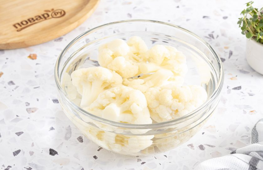 1. Этап. Как заморозить цветную капусту на зиму: Слейте воду и опустите цветную капусту в миску с очень холодной водой, чтобы остановить процесс варки. Можно бросить в миску пару кубиков льда.