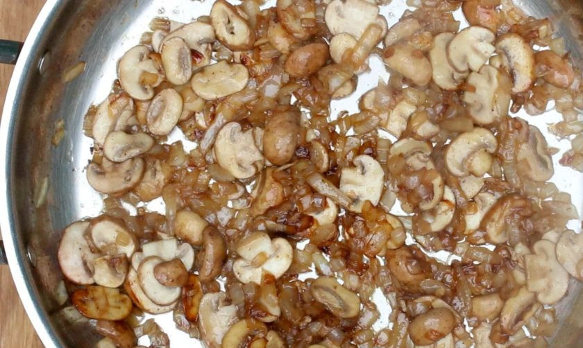 1. Этап. Фрикадельки по-венгерски: 6. Обжарьте содержимое сковороды до готовности, затем переложите в тарелку.