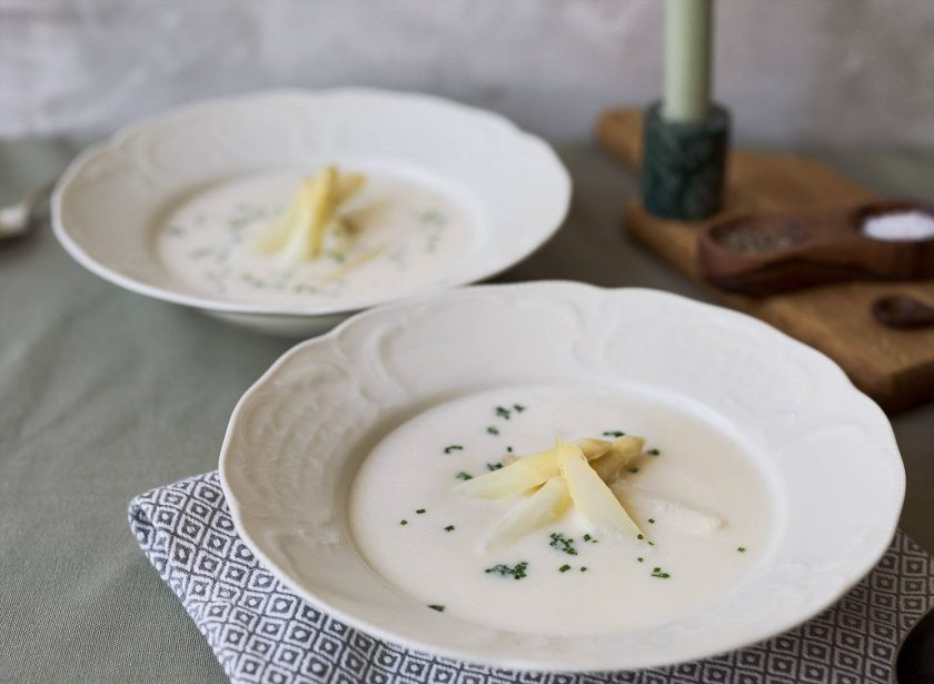 1. Этап. Крем-суп из белой спаржи: 6. Также добавьте соль и перец по вкусу. Для подачи можете оставить пару кусочков спаржи. Приятного аппетита!