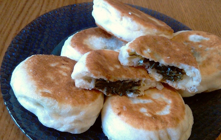 1. Этап. Пирожки со щавелем из дрожжевого теста: 4. Вот и все! Зовите всех лакомиться!