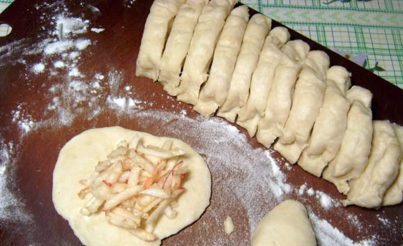 1. Этап. Постные пирожки на скорую руку: Делим на ровные части и лепим пирожки.