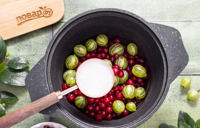 1. Этап. Варенье из крыжовника и красной смородины: Засыпьте их сахаром.