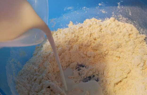 1. Этап. Венский омлет: 3. Насыпаем в глубокую емкость муку, заливаем в нее тонкой струей молоко, после чего замешиваем массу. Она должна быть однородной, поэтому лучше воспользоваться венчиком или миксером.