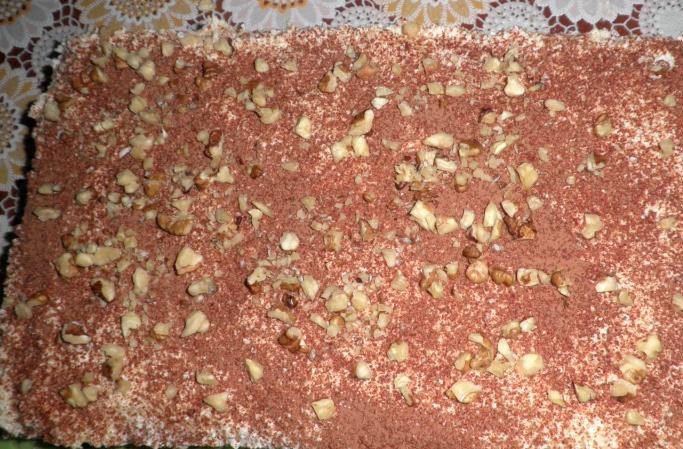 1. Этап. Творожный торт на скорую руку: В конце просто посыпаем торт какао и украшаем грецкими орехами, а затем подаем к столу. Приятного всем аппетита!