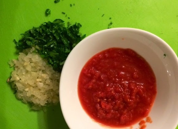 1. Этап. Кесадилья с курицей и грибами: Пока начинка отдыхает, приготовим соус сальса. Удалите кожицу с помидоров и измельчите их в блендере, или мелко порежьте ножом. Мелко порубите лук, чеснок и зелень и смешайте с помидорами, добавьте немного сока лайма, соль и сахар по вкусу и хорошо перемешайте. Добавляя лайм и сахар, пробуйте соус, чтобы он был в меру кислым.