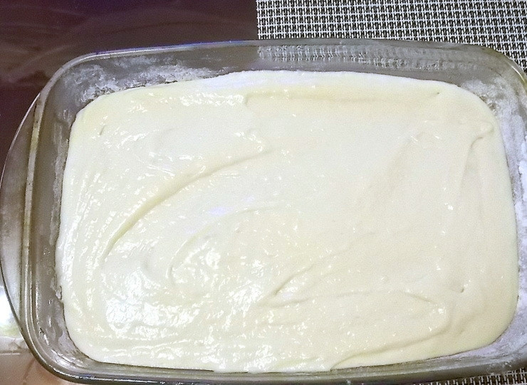 1. Этап. Малиновая бубланина: Смажьте растительным маслом форму для запекания (размером 24*16) и присыпьте мукой. Выложите тесто, разровняйте.