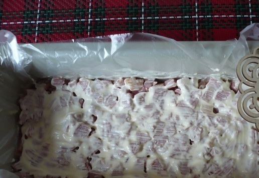 1. Этап. Салат рождественский Золотое полено: Смажьте майонезом.