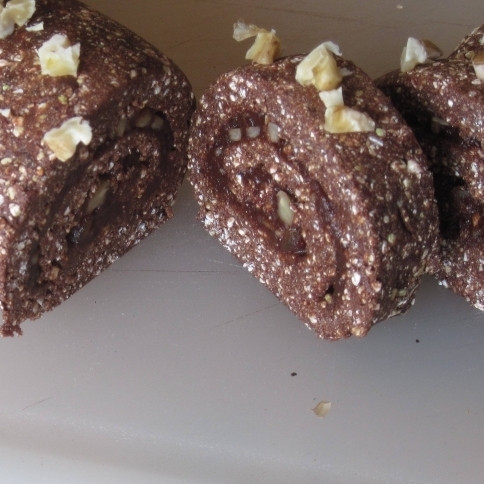 1. Этап. Шоколадный рулет с грецкими орехами: Получившийся рулет сверху посыпаем рубленным грецким орехом (для красоты), даем немного постоять и скрепиться, после чего нарезаем на кусочки (из данного количества ингредиентов получилось 12 кусочков) и подаем. Приятного аппетита! :)