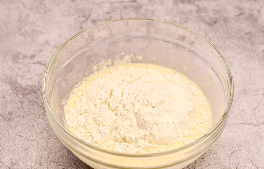 1. Этап. Блины с вишней в сметанном креме: В миску вбейте яйцо, добавьте сахар и щепотку соли. Взбейте миксером. Добавьте в миску молоко, пшеничную муку.