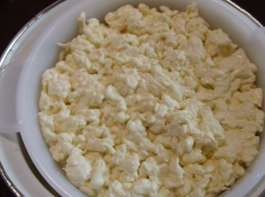 1. Этап. Сыр костромской в домашних условиях: 5. Далее нужно отделить сыр от сыворотки. Этот простой рецепт сыра костромского в домашних условиях предполагает использование специальной формы для сыра. Однако можно воспользоваться марлей, сложенной в несколько слоев, которой застелить дуршлаг. Аккуратно переложить сыр и дать стечь сыворотке примерно 30-40 минут.