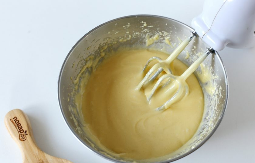 1. Этап. Кекс на минеральной воде: Перемешайте все до однородного состояния. Тесто готово.