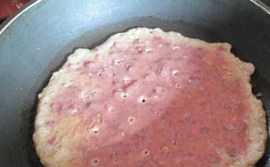 1. Этап. Печеночный торт из говяжьей печени: Смазываем сковороду растительным маслом, разогреваем на среднем огне и жарим тонкие печеночные блины. Если блины разваливаются - добавьте немножко муки, если получаются толстыми - добавьте немного молока.