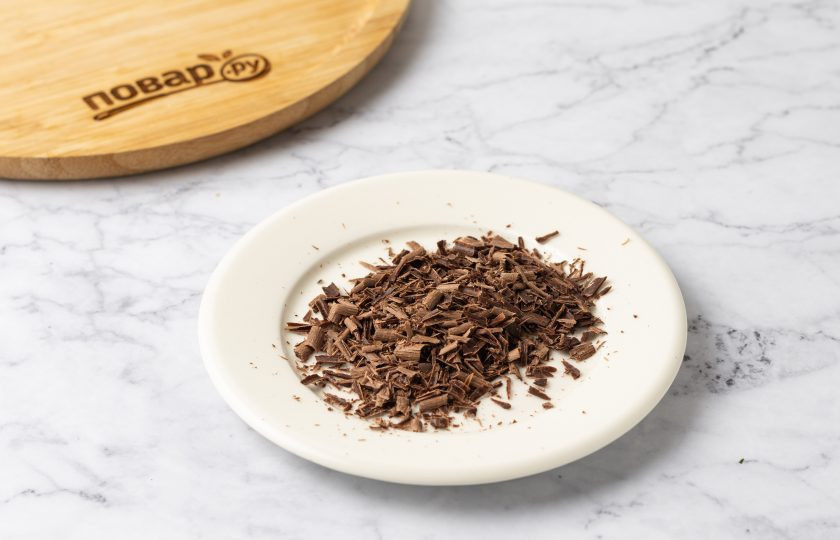 1. Этап. Овсяная каша с шоколадом и апельсином: Натрите шоколад на терке.