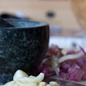 1. Этап. Запеченная курица с чесноком и лимоном: 1. Чеснок очистите и пропустите через пресс или протрите в ступке. Я использую три головки чеснока. Курица будет очень чесночной! :)