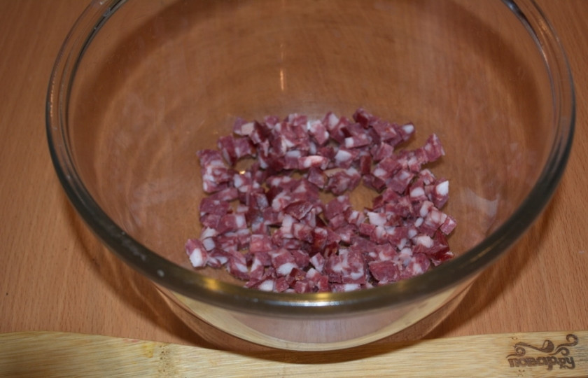 1. Этап. Салат Обезьянка с сухариками: Варено-копченую колбасу нужно нарезать соломкой.