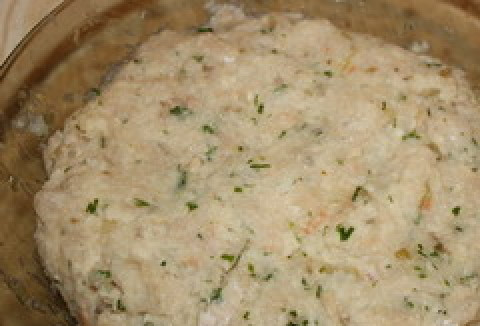 1. Этап. Зразы из хека: Батон замочите в молоке. Тем временем обжарьте на растительном масле измельченный лук. Батон отжимаем и смешиваем с луком, делим пополам. Часть батона и лука кладем в белый фарш (+ измельченная зелень и яйцо).