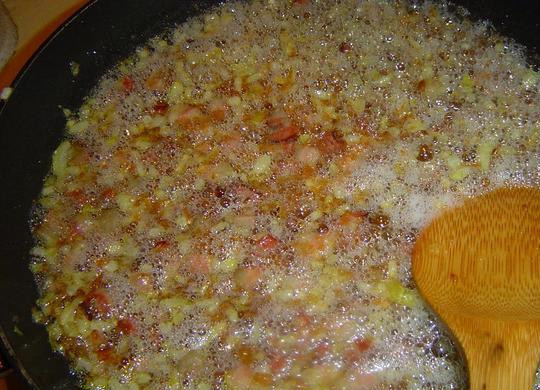 1. Этап. Картачи: Пока картачи варятся, поджарьте на подсолнечном масле кусочки бекона и мелко нарезанный лук. Жарим до золотистой корочки.