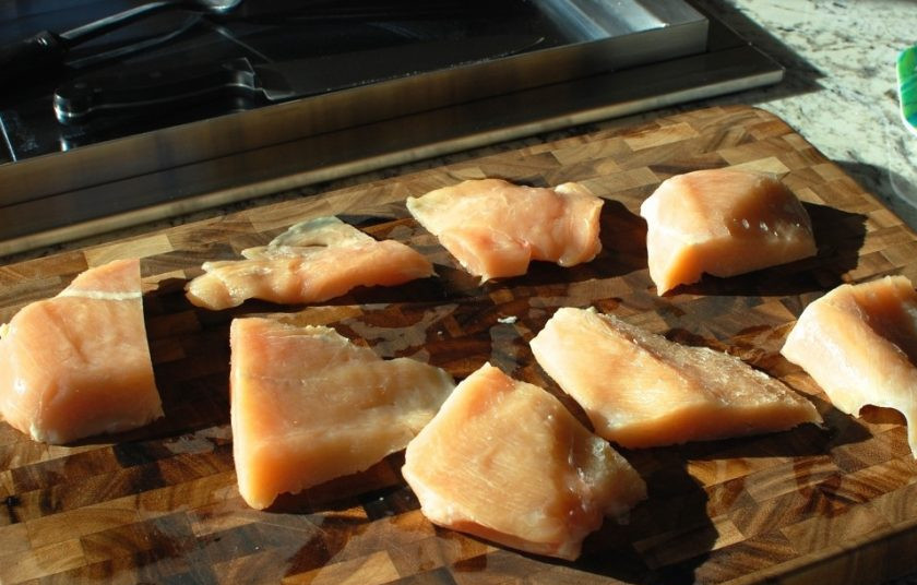 1. Этап. Куриные грудки с сыром в духовке: 1. Вымойте грудки без костей и кожи, разрежьте небольшими кусочками.