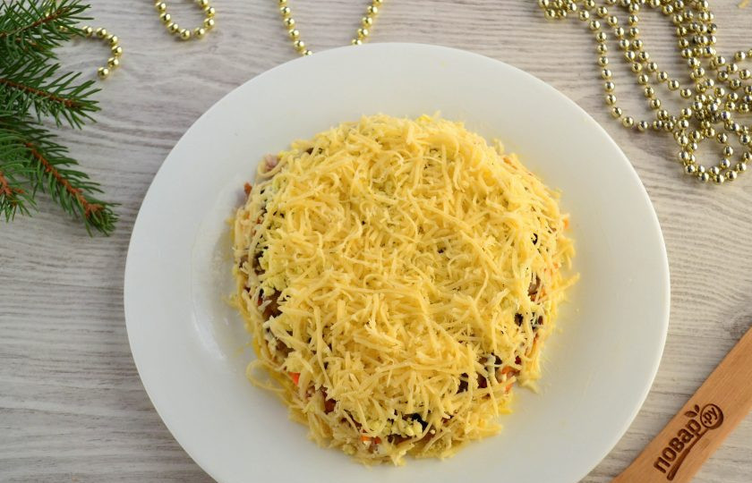 1. Этап. Слоеный салат «Мышка» с грибами и сыром: Следующим слоем выложите натертый на мелкой терке твердый сыр. Я решила выложить его не только сверху, но и по бокам салата.