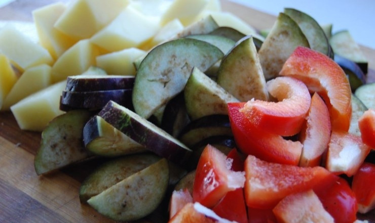 1. Этап. Сердце в горшочке: Картофель нарезаем кубиками, баклажаны полукольцами, а перец средними кусочками.