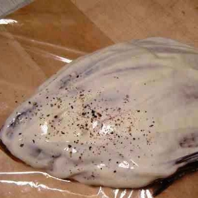 1. Этап. Карась в сметане: Когда карась очищен от всего ненужного, его можно смазывать сметаной. Смазываем сперва с одной стороны, солим и перчим.