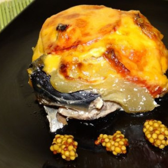 Скумбрия, запеченная с помидорами