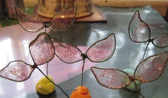 1. Этап. Торт Феи: 26. Оставить их высыхать, воткнув в яблоко или мастику, например.