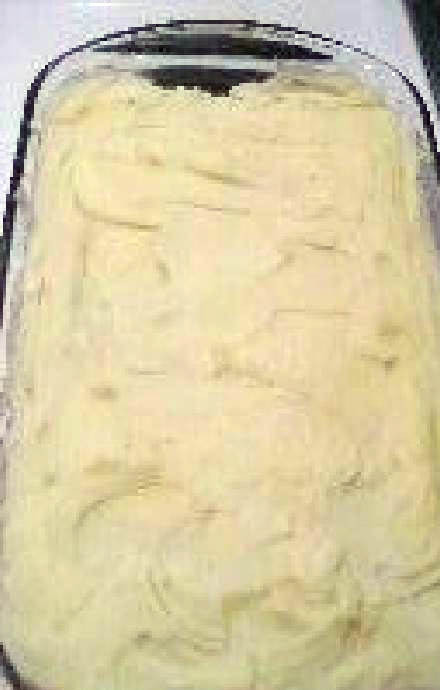 1. Этап. Картофельная запеканка с мясом: Покрываем картофельным пюре.