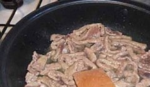 1. Этап. Печень по-бефстрогановски: Выкладываем в раскаленное масло печень и обжариваем, помешивая, 3-5 минут.